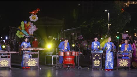 Talentierte-Musiker-Singen-Nachts-In-Der-Belebten-Straße-Von-Ho-Chi-Minh-Stadt-Ein-Ständchen-Mit-Wunderschönen-Klängen-Traditioneller-Instrumente