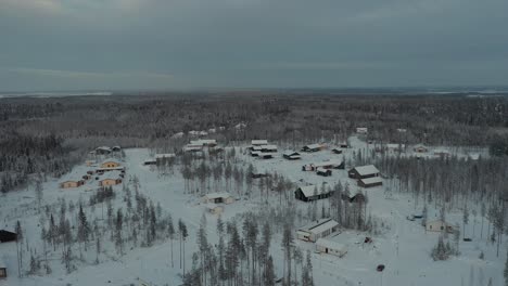 Fliegen-Sie-Im-Winter-über-Ein-Kleines-Nordisches-Dorf-In-Lappland