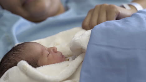Bebé-Recién-Nacido-Durmiendo-En-Brazos-De-Mamá