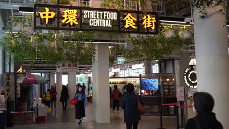 Menschen,-Die-An-Verkäufern-Auf-Dem-Zentralen-Indoor-Markt-Für-Street-Food-In-Hongkong-Vorbeigehen