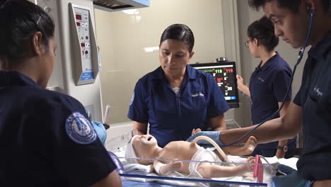 Krankenpflegeschüler-üben-Mit-Einem-Inkubator-Simulator
