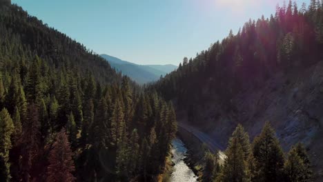 El-Dron-De-4k-Sobrevuela-El-Río-Sinuoso-De-Idaho-Y-Las-Montañas-De-Diente-De-Sierra