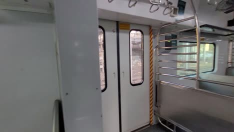 Inside-footage-of-Mumbai-railway-local