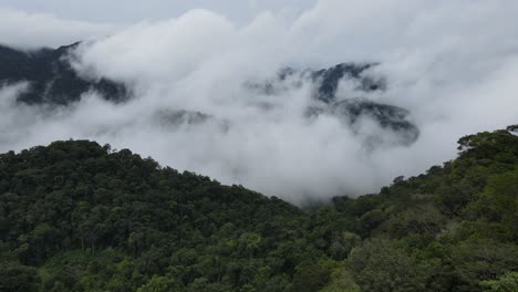 Vista-Aérea,-Nubes-Sobre-La-Selva-Tropical-En-La-Guyana-Rural,-La-América-Del-Sur,-Tiro-De-Drone