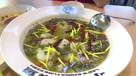 Eine-Große-Schüssel-Lee-Signature-Fisch-In-Sichuan-Chiliöl-Suppe