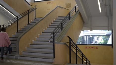 Escaleras-Icónicas-Del-Mercado-Central-En-Hong-Kong-Con-Gente-Trepando-Por-Ellas