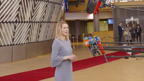 El-Primer-Ministro-De-Estonia-Kaja-Kallas-Hablando-Con-La-Prensa-En-El-Edificio-Del-Consejo-Europeo-Durante-La-Cumbre-De-La-Ue-En-Bruselas,-Bélgica
