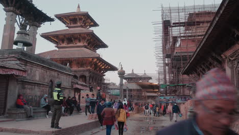 Caminar-Dentro-Del-Sitio-Del-Patrimonio-Mundial---Plaza-Patan-Durbar,-Valle-De-Katmandú