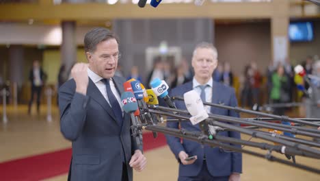 El-Primer-Ministro-Holandés,-Mark-Rutte,-Hablando-Con-La-Prensa-En-El-Edificio-Del-Consejo-Europeo-Durante-La-Cumbre-De-La-Ue-En-Bruselas,-Bélgica