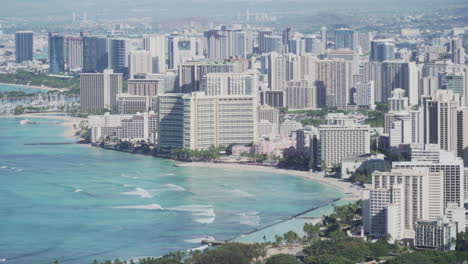 Zoom:-Luftaufnahme-Der-Hohen-Gebäude-Und-Des-Sandstrandes-Von-Waikiki-Auf-Der-Insel-Oahu-An-Einem-Klaren,-Sonnigen-Tag
