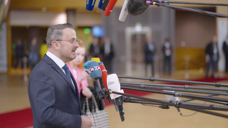 El-Primer-Ministro-De-Luxemburgo,-Xavier-Bettel,-Hablando-Con-La-Prensa-En-El-Edificio-Del-Consejo-Europeo-Durante-La-Cumbre-De-La-Ue---Bruselas,-Bélgica