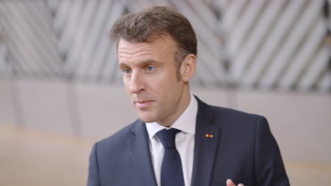 Der-Französische-Präsident-Emmanuel-Macron-Gibt-Eine-Presseerklärung-Während-Des-Gipfeltreffens-Des-Europäischen-Rates-In-Brüssel,-Belgien-–-Nahaufnahme