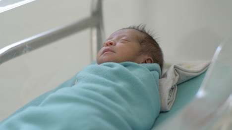 Dulces-Sueños:-Bebé-Recién-Nacido-Durmiendo-En-Incubadora