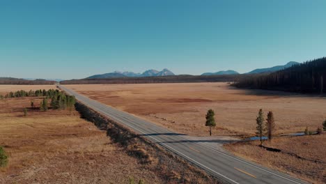 4k-Drone-Vuela-Sobre-Campo-Abierto-Y-Camino-Rural-En-Las-Montañas-De-Diente-De-Sierra,-Stanley-Idaho