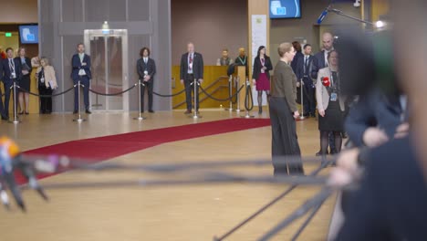 Die-Dänische-Premierministerin-Mette-Frederiksen-Spricht-Mit-Der-Presse-Im-Gebäude-Des-Europäischen-Rates-Während-Des-EU-Gipfels-In-Brüssel,-Belgien