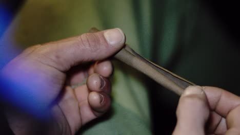 4K-männliche-Hände,-Die-Marihuana-Stumpf-Aufrollen,-Trüben-Joint-Zeitlupen-Tabak-Zigarrenpapier