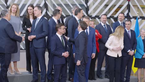 Los-Jefes-De-Estado-Y-De-Gobierno-De-La-Unión-Europea-Se-Reúnen-Para-Su-Retrato-Oficial-En-La-Cumbre-Del-Consejo-Europeo-Sobre-La-Guerra-Rusa-Y-Ucraniana-En-Bruselas,-Bélgica