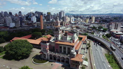 Ascending-Aerial-view-in-front-of-the-Catavento-Museum,-in-sunny-Sao-Paulo,-Brazil