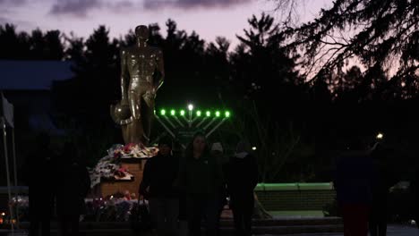 Massenerschießungsdenkmal-Der-Michigan-State-University-An-Der-Spartanischen-Statue-Mit-Menschen