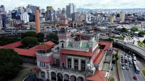 Aerial-view-in-front-of-the-Catavento-Museum,-in-downtown-Sao-Paulo,-Brazil---descending,-tilt,-drone-shot