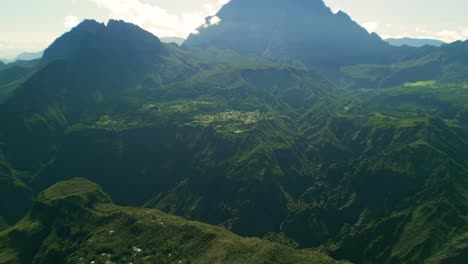 Erstellen-Sie-Einen-Breiten-Drohnenschuss-über-Dem-Wunderschönen-Und-Atemberaubenden-Krater-Cirque-Du-Mafate-Auf-Der-Französischen-Insel-La-Réunion