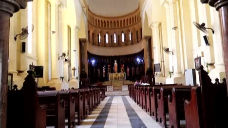 Im-Inneren-Der-Anglikanischen-Kathedrale-Der-Christuskirche-In-Sansibar,-Afrika,-Nach-Oben-Kippen