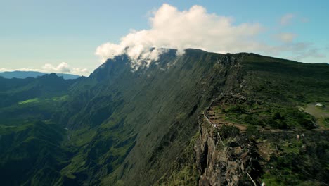 Drohne-Fliegt-Schnell-über-Den-Rand-Des-Maiido-Auf-Der-Insel-La-Réunion-Entlang-Der-Wunderschönen-Kraterwände-Des-Cirque-Du-Mafate