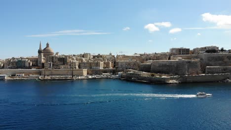 Valletta,-Malta-Ciudad-Capital-Mediterránea-Vista-Aérea-Panorámica-Del-Yate-En-El-Puerto-De-Mar-Azul-En-Un-Día-Soleado-De-Verano