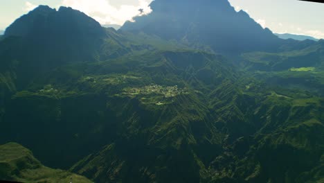 Drohne-Steht-Still-Mit-Blick-Auf-Den-Wunderschönen-Krater-Cirque-Du-Mafate-Auf-Der-Insel-La-Réunion-Mit-Blick-Auf-Ein-Verstecktes-Dorf