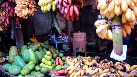 Primer-Plano-De-Un-Vendedor-Descuidado-Que-Vende-Frutas-Exóticas-De-Zanzíbar-En-El-Mercado-De-Darajani