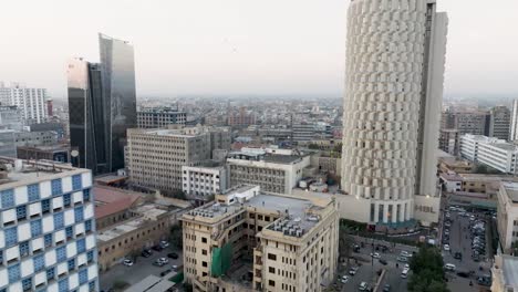 Vista-Aérea-De-La-Plaza-Del-Banco-Habib-En-Karachi