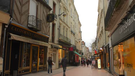 Stadtzentrum-Mit-Luxusgeschäften-Und-Boutiquen-In-Angers,-Frankreich