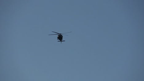 Hubschrauber-Fliegt-über-Uns-In-Den-Himmel