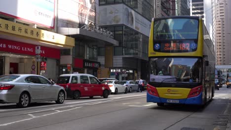 Öffentliche-Verkehrsmittel-Mit-Doppeldeckerbussen-Und-Straßenbahnen-Im-Stadtzentrum-Von-Hongkong