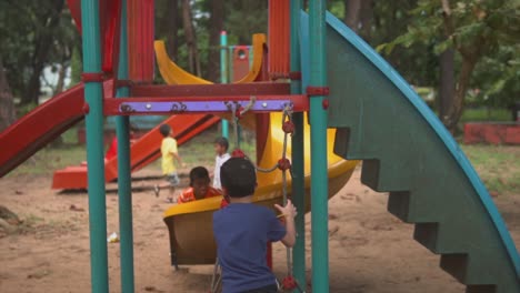 Bunter-Spielplatz-Mit-Fröhlichen,-Energiegeladenen-Kindern,-Die-Herumlaufen