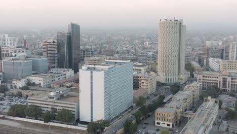 Vista-Aérea-De-Habib-Bank-Plaza,-State-Life-Y-United-Bank-Limited-Building-En-Karachi