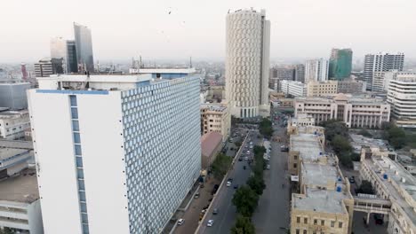 Vista-Aérea-De-La-Vida-Estatal,-La-Plaza-Del-Banco-Habib-Y-El-Edificio-Limitado-Del-Banco-Unido-En-Karachi
