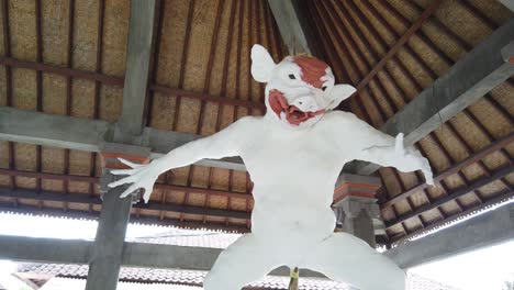 Ogoh-Ogoh-Estatua,-Ceremonia-Hindú-En-Bali,-Día-Nyepi,-Demonio,-Creación-De-Ser-Mitológico-En-El-Centro-De-Arte-Local,-Indonesia