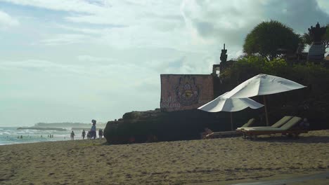 Der-Berühmte-Strand-Von-Batu-Bolong-In-Bali-Canggu,-Der-Zufluchtsort-Für-Digitale-Nomaden-Auf-Der-Ganzen-Welt