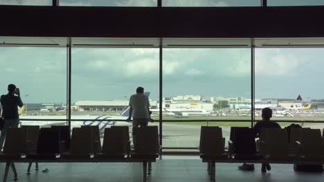 Die-Aussichtsgalerie-Des-Changi-Flughafens-Bietet-Besuchern-Einen-Panoramablick-Auf-Die-Flugzeuge,-Die-An-Den-Abfluggates-Vorbeifliegen,-Landen-Und-Parken