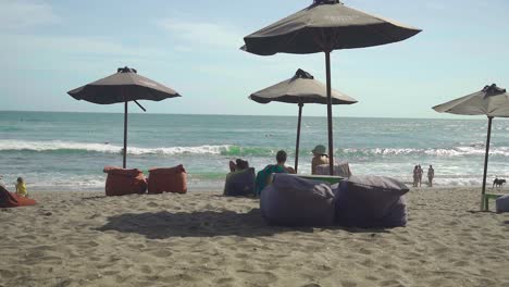 Relajarte-Bajo-Una-Sombrilla-Descansando-En-Pufs-Es-La-Vida-Relajada-En-Bali-Canggu