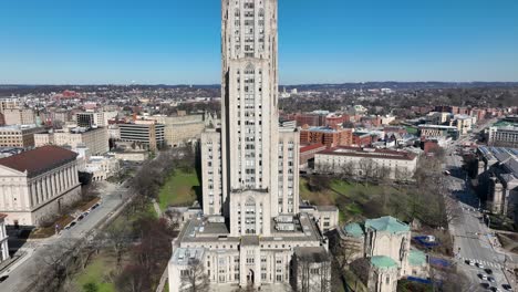 Nach-Oben-Geneigte-Luftaufnahmen-Zeigen-Die-Kathedrale-Des-Lernens-Der-University-Of-Pittsburgh