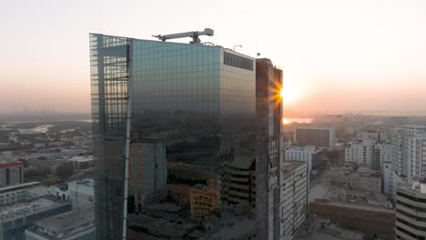 Luftaufnahme-Des-Hauptsitzes-Der-UBL-Bank-In-Karatschi-Mit-Sonnenuntergang-Am-Horizont