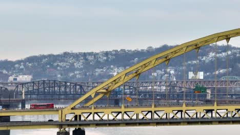 Traffic-on-yellow-bridge-in-Pittsburgh,-Pennsylvania