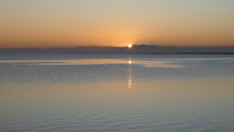 Der-Wunderschöne-Sonnenuntergang-Spiegelt-Lebendige-Farben-Am-Ruhigen-See-Wider---Lake-Ellesmere