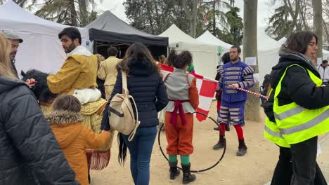 Gruppe-Von-Menschen-In-Mittelalterlichen-Kostümen,-Die-Ihren-Auftritt-In-Zelten-In-Einem-Wald-Vorbereiten