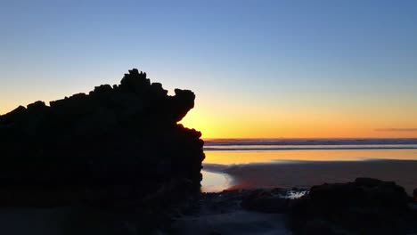 Herrlicher-Sonnenaufgang-Erzeugt-Einen-„feuerspeienden-Drachen“-–-Felssilhouette-–-Sumner-Beach,-Neuseeland