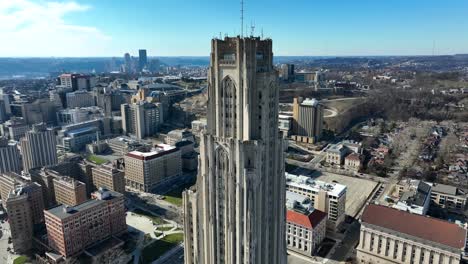 Luftumlaufbahn-Um-Die-Kathedrale-Des-Lernens-An-Der-Universität-Von-Pittsburgh