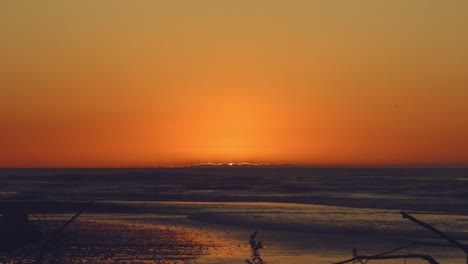 Der-Herrliche-Sonnenuntergang-Erzeugt-Orange-Und-Goldene-Farben-über-Einem-Ruhigen-Meer---Tasmanisches-Meer,-Westküste