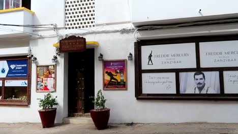 Eingangsfassade-Des-Freddy-Mercury-Museums-In-Sansibar